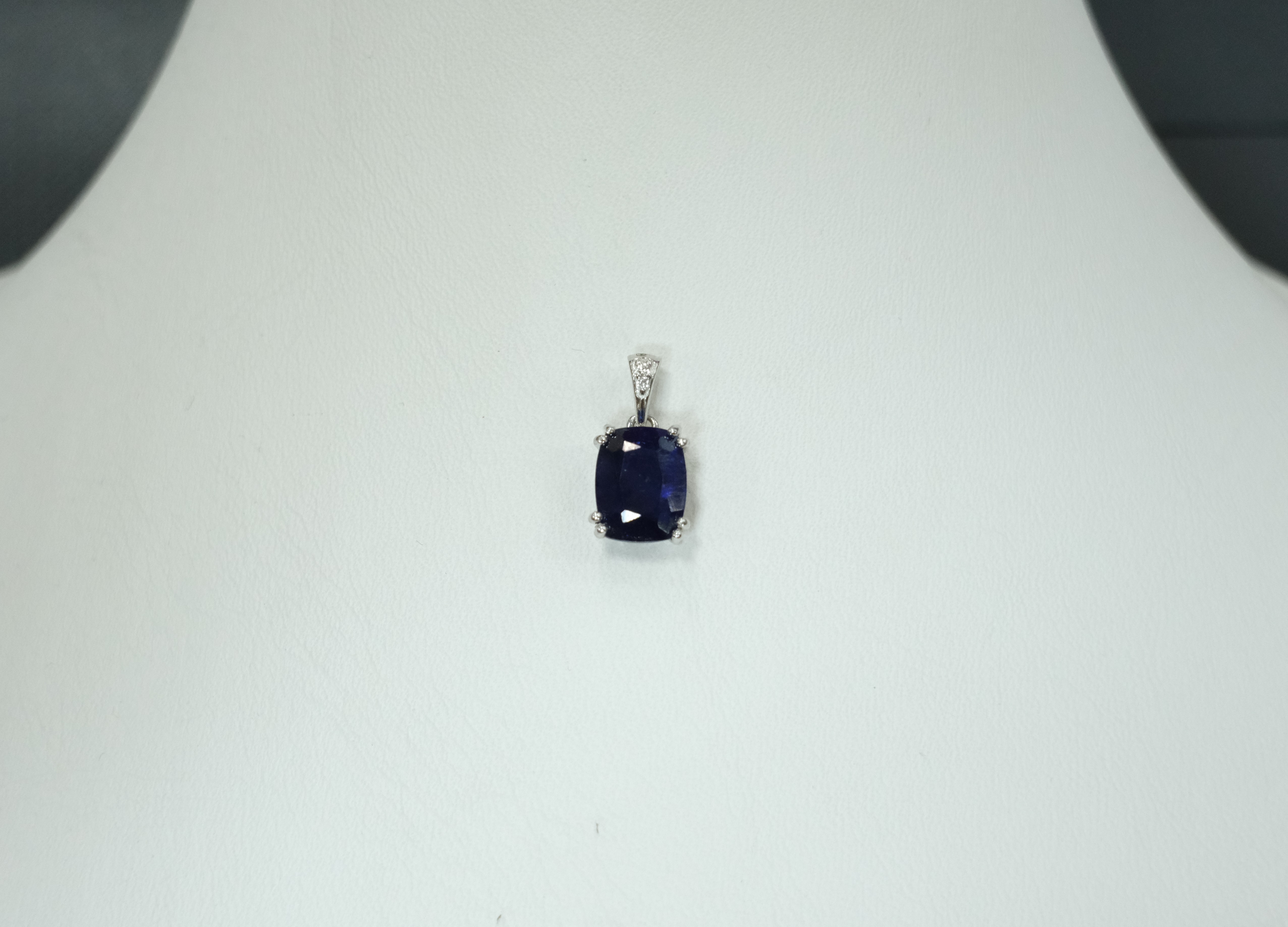 Серебряная подвеска с сапфиром